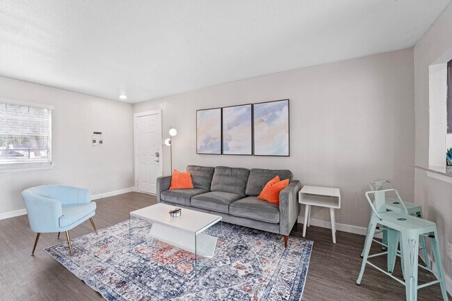 Foto del edificio - 2215 Town Lake Cir