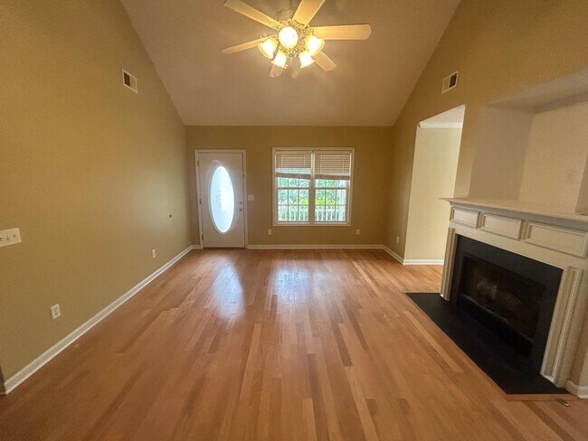 Foto del edificio - 208 Charles Towne Ct