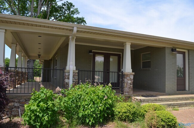 Building Photo - 585 Bobo Section Rd