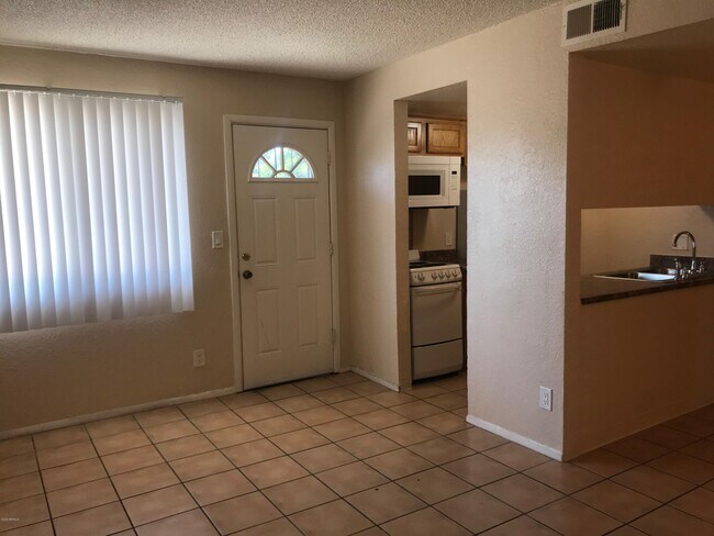 Building Photo - 3141 E Cypress St
