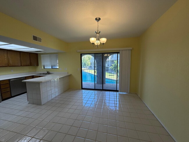 Foto del edificio - 2524 S El Paradiso