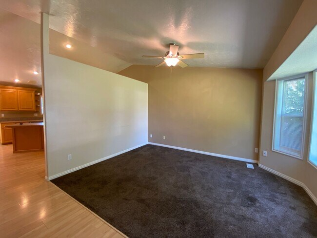 Foto del edificio - 5 bedroom / 3 bathroom Single Family Home