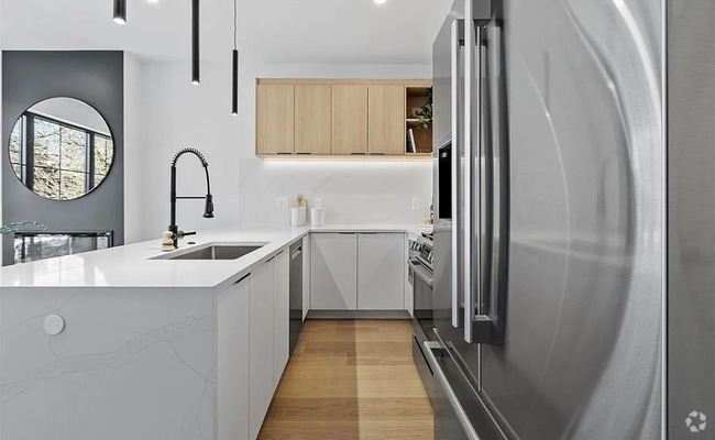 Building Photo - 145 5th St