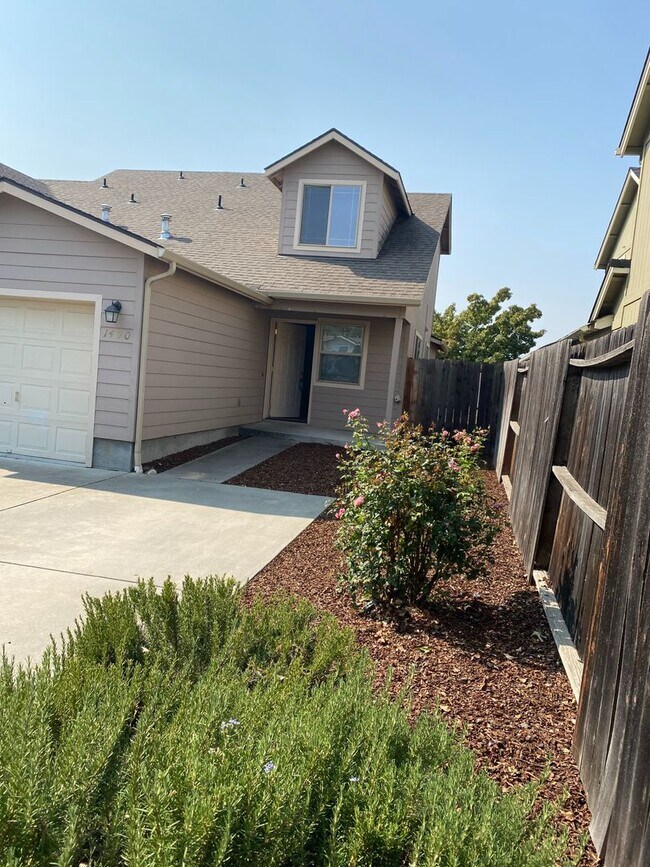 1490 Clearsprings Dr Unit 1490, Medford, OR 97501 Room for Rent in