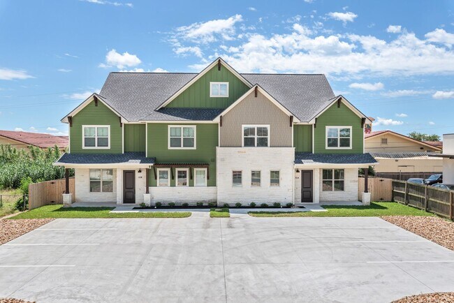 Foto del edificio - Fall 2025 Move In! Gorgeous 4 Bed, 4.5 Bat...