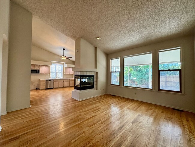 Building Photo - Available October 10th is this open layout 5 bedroom home in Green Mountain!