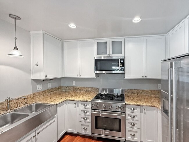 Building Photo - Beautiful 4BD/2BA w/ Attached Garage & Lar...