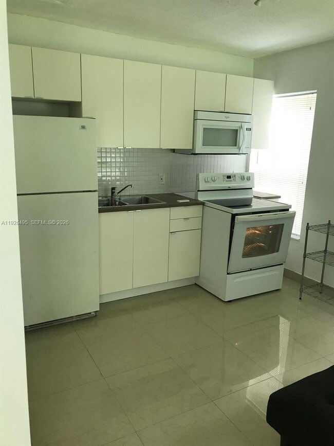 Foto del edificio - 2465 NE 183rd St