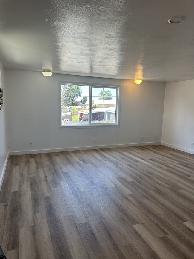 Building Photo - Paul 2 bedroom with garage