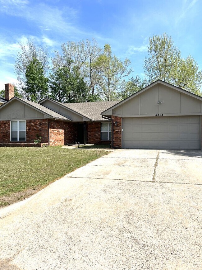 Foto del edificio - Minutes from Tinker AFB – Cozy 3BR Home wi...