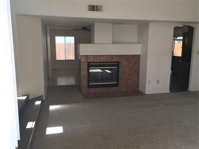 Building Photo - 2 story 3 bed in Northwest Bakersfield wit...