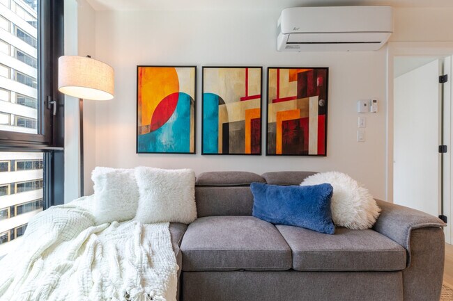 Building Photo - 292 Rue Sainte-Catherine Ouest