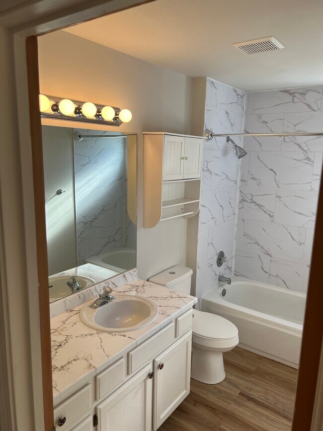Foto del edificio - 8207 N Ridgewood Dr