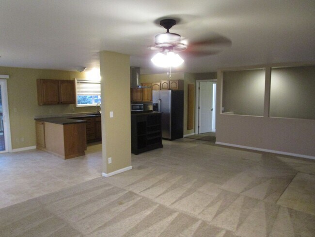 Foto del edificio - *PRICE IMPROVEMENT* Spacious 2 Story, 2 Bedroom, 2 Bath Home on Corner Lot in Ochoco West Subdivi...