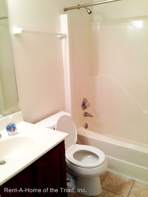 Building Photo - 5 Ivy Ridge Ct