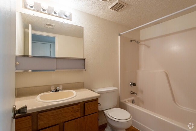 1HAB, 1BA - 700 ft² - Trinity Place