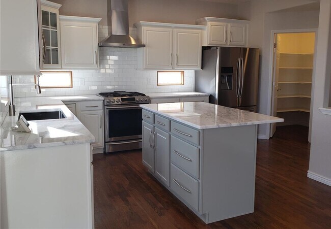 Foto del edificio - 3 Bed 3 Bath 3 Car Garage in 80918!!