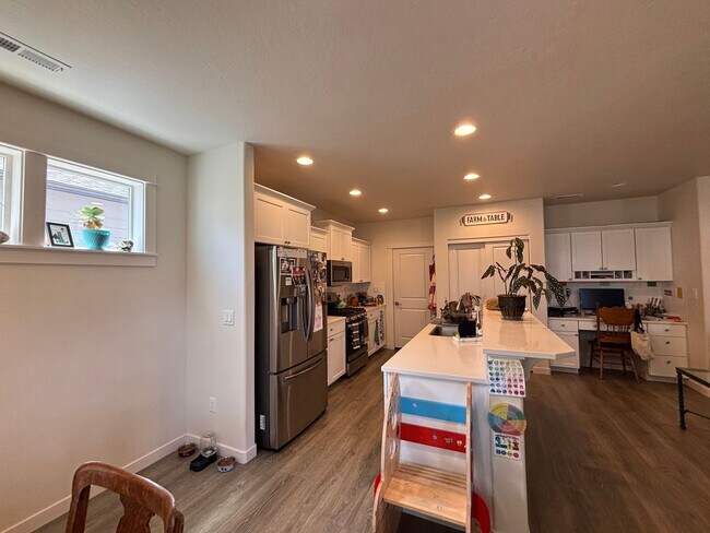 Building Photo - Beautiful 3 Bed/2.5 Bath with Fully Fenced...