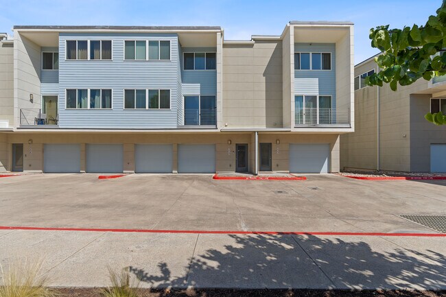 Building Photo - 604 N Bluff Dr