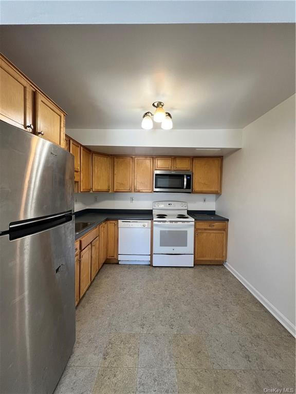 274 Hooker Ave Unit B2, Poughkeepsie, NY 12603 Room for Rent in