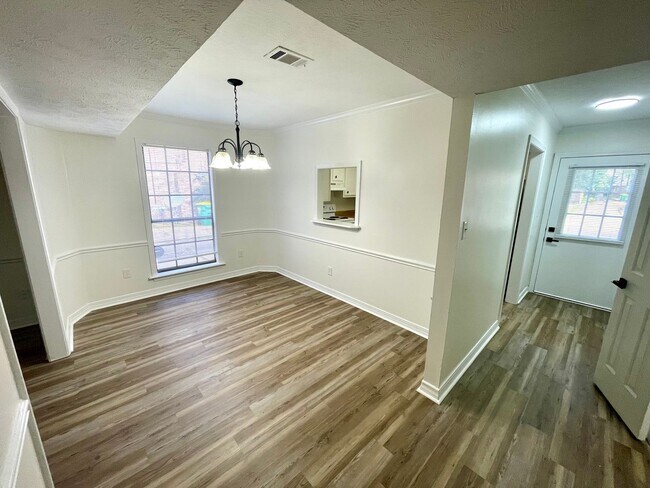Foto del edificio - 2 Bed 1 Bath Townhome Available in NE Jack...