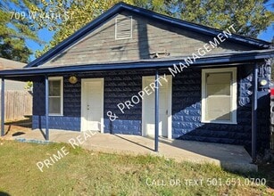 Building Photo - 709 W 44th St