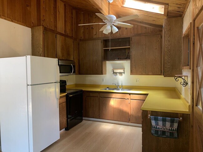Building Photo - Adorable cabin in the woods!