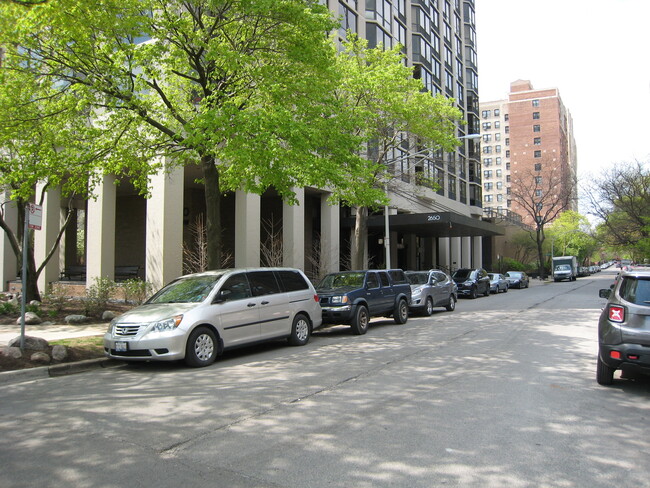 Foto del edificio - 2650 N Lakeview Ave