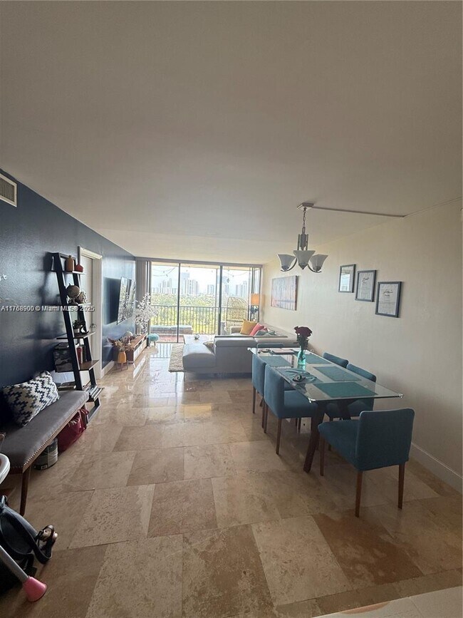 Foto del edificio - 20335 W Country Club Dr
