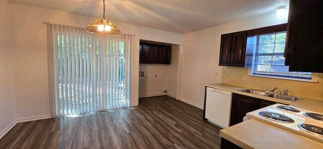 Foto del edificio - 2 Bedroom 1 Bath Close to Everything! Long...