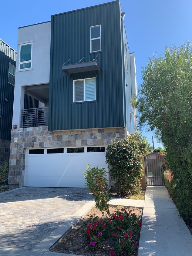 Foto principal - Modern 3 Bed/ 4 Bath, Detached, Private Dr...