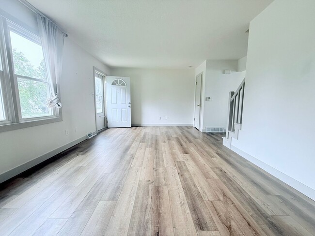 Foto del edificio - 4-Bed Townhome in Cedar Falls