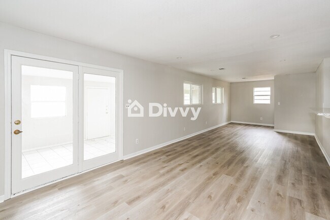 Building Photo - 615 W Hillcrest St