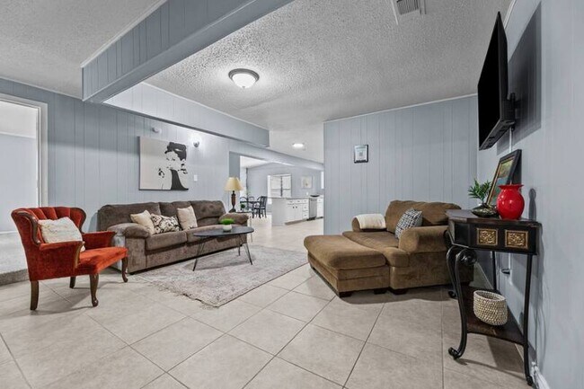 Building Photo - 5817 Hensley Drive