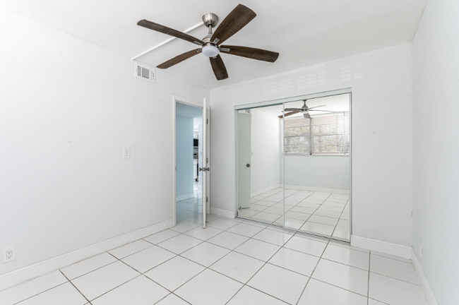 Building Photo - 1931 Sabal Palm Dr