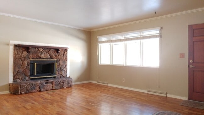 Foto del edificio - Large Four Bedroom Home with Finished Basement