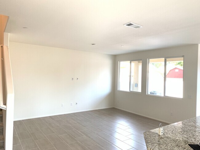 Foto del edificio - Beautiful 3 Bedrooms, 2.5 Bathrooms Single...