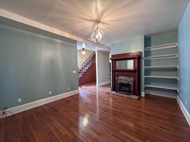 Building Photo - Spacious 3 BR in Old SW, close to Highland...