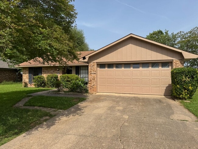 Building Photo - 4931 Gen Rusk Dr