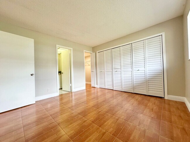 Foto del edificio - 8001 Fairview Dr