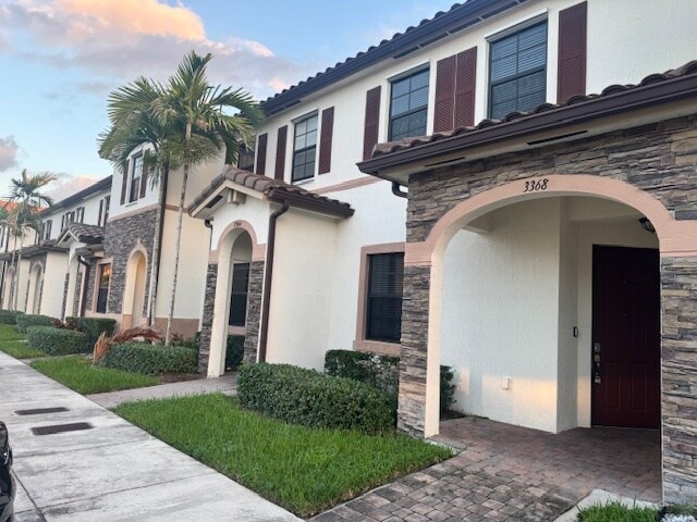 Foto principal - 3368 W 92nd Pl