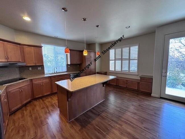Building Photo - 2740 Manzanita Ln