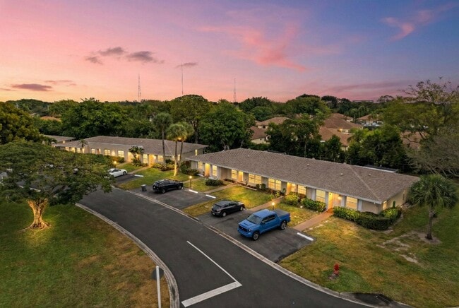 Building Photo - 8555 Bella Vista Dr