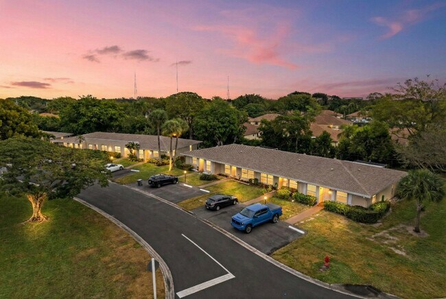 Foto del edificio - 8555 Bella Vista Dr