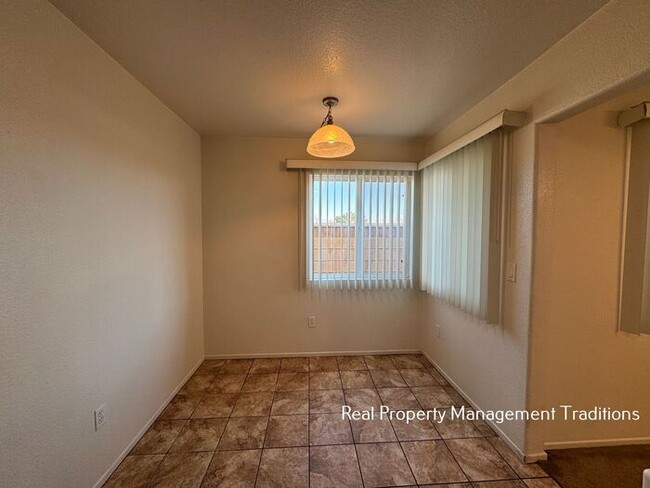 Building Photo - Spacious 4 + 3 Townhouse in Rosamond - Ask...