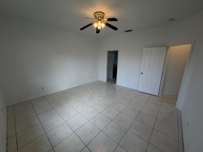 Building Photo - 1400 SW 31st Terrace