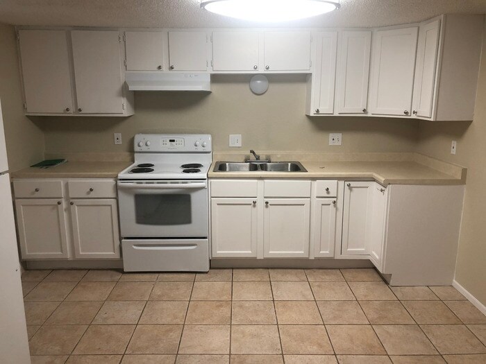 Primary Photo - Remodeled 3 Bed Apartment Available NOW!!