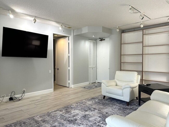 Building Photo - Furnished, Pet Friendly - Honolulu Park Pl...