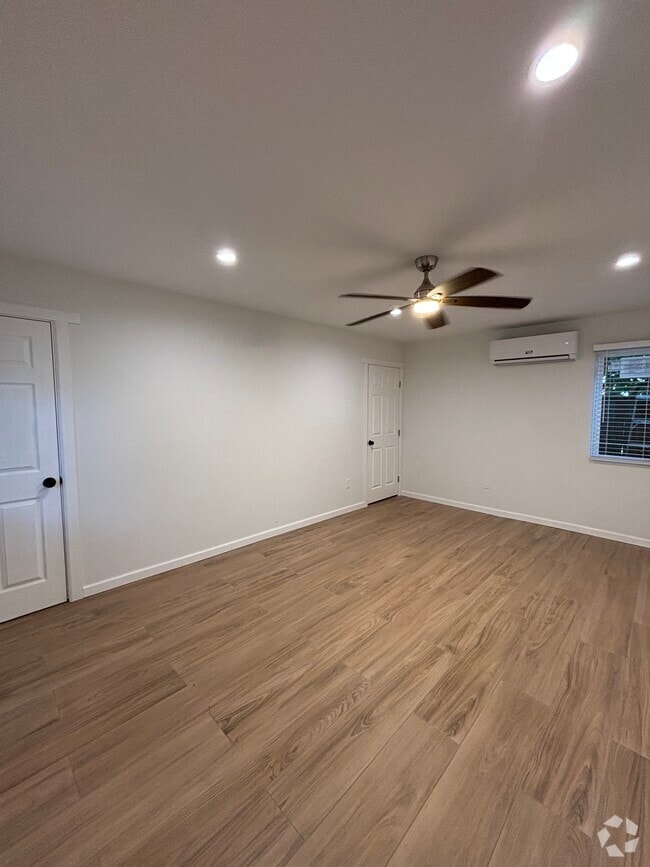 Building Photo - 860 N Mar Vista Ave
