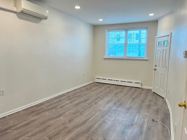 Building Photo - 2049 Snyder Ave